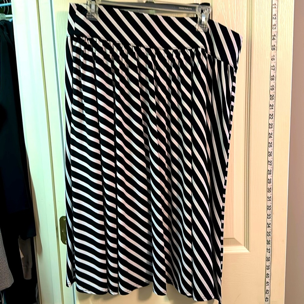 Black and white skirt, 29 inches length